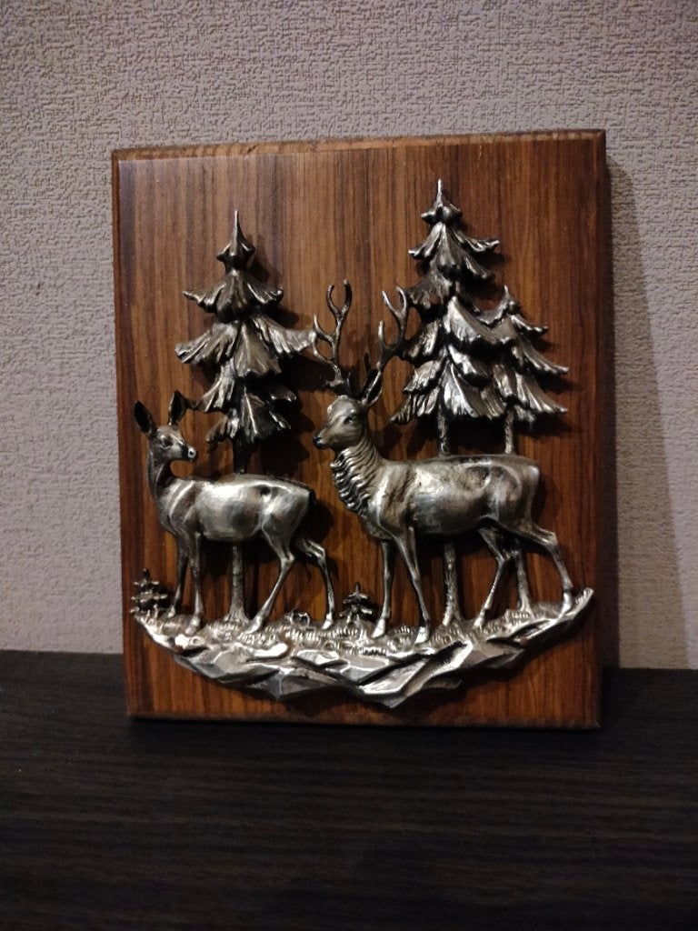 Mooi hertentafereel in bos , metaal op hout, Wandsculptuur, 20 cm, 17 cm, Hout