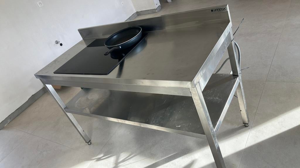 Inox tafel met keramische kookplaat, Ophalen, Zo goed als nieuw