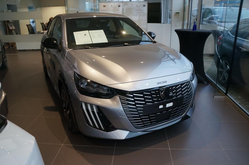 Peugeot 208 Peugeot 208 Facelift Hybrid 145 e-DCS6 GT, Auto's, Stof, Gebruikt, Zwart, 1199 cc