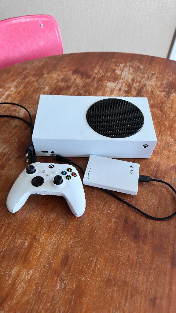 Xbox series s 512GB with 2TB official hard drive, Games en Spelcomputers, Spelcomputers | Xbox Series X en S, Ophalen, Zo goed als nieuw
