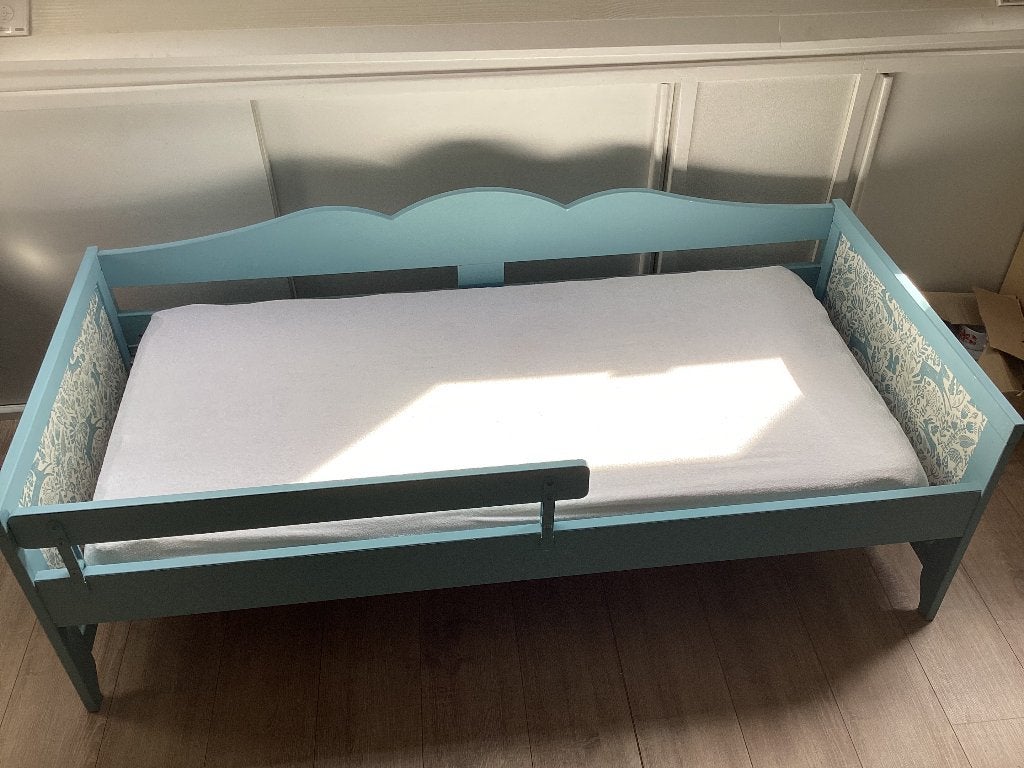 Peuterbed met lattenbodem, matras, dekbedden en lakentjes, Ophalen, Gebruikt, 70 cm of minder, Blauw