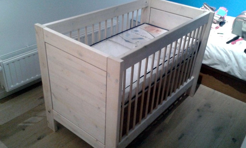 Lit bébé 60x120 pin massif + matelas AeroSleep – comme neufs, Enlèvement, Comme neuf, Lit