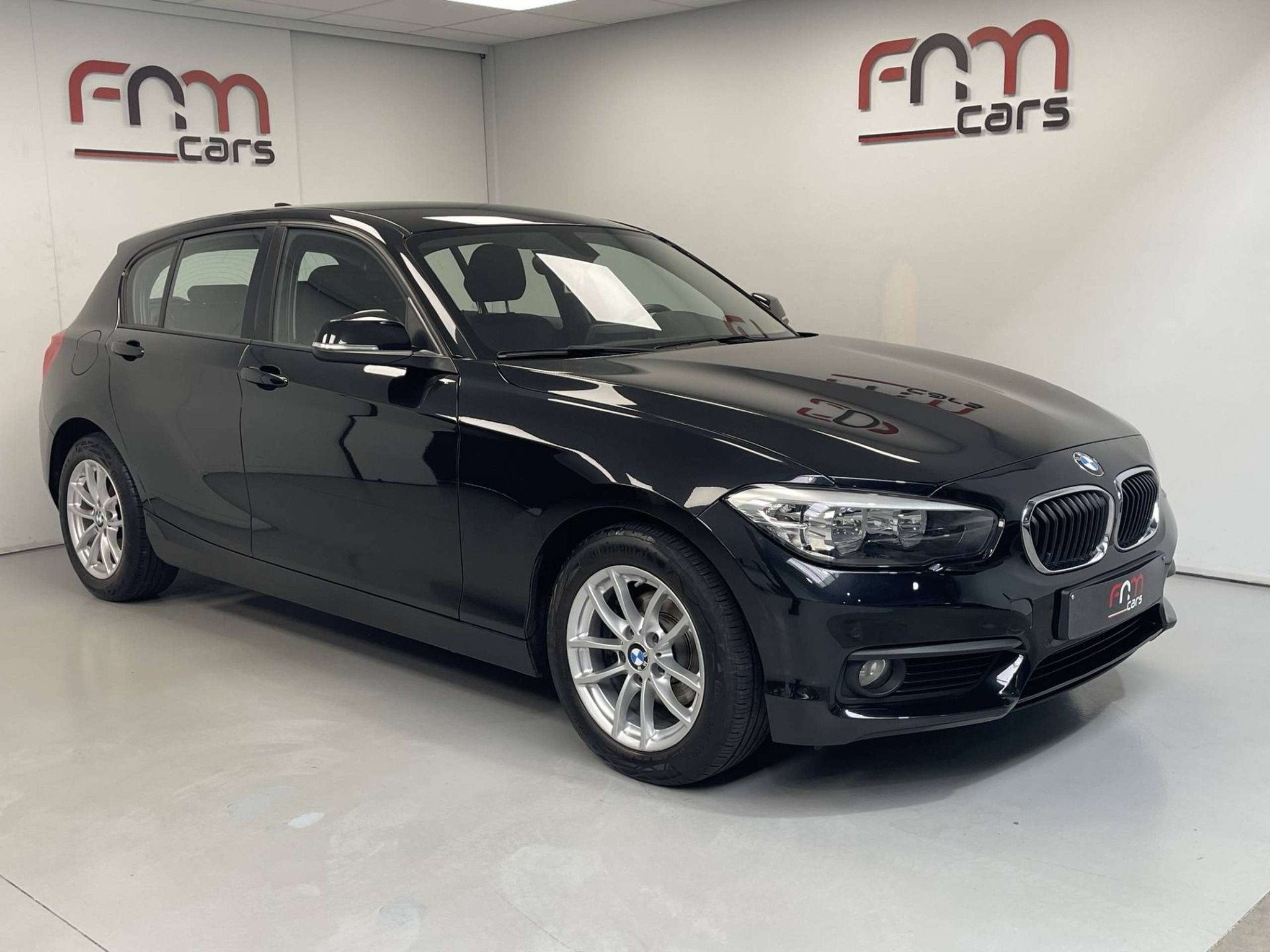 BMW 116 i benzine bwj2017 Navi Cruise Pdc Garantie, Auto's, Gebruikt, Zwart, Zwart, Bedrijf