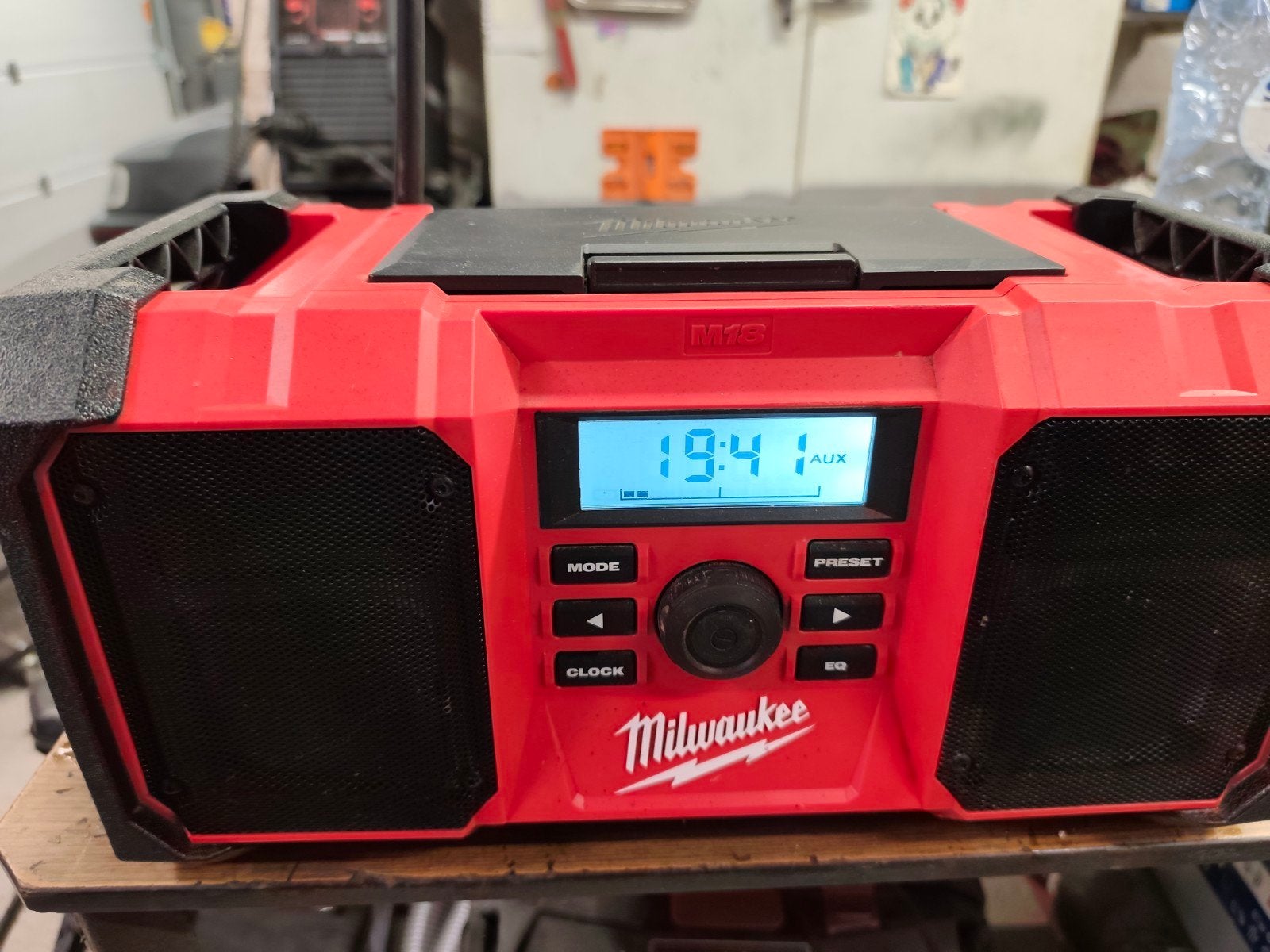 Radio de chantier Milwaukee, Enlèvement, Radio