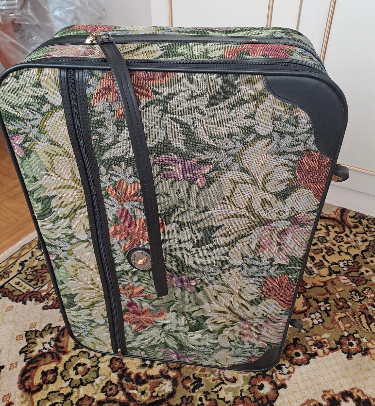 Valise sur roulettes en tissu brodé comme neuve, Enlèvement, Comme neuf, Autres matériaux, Roulettes