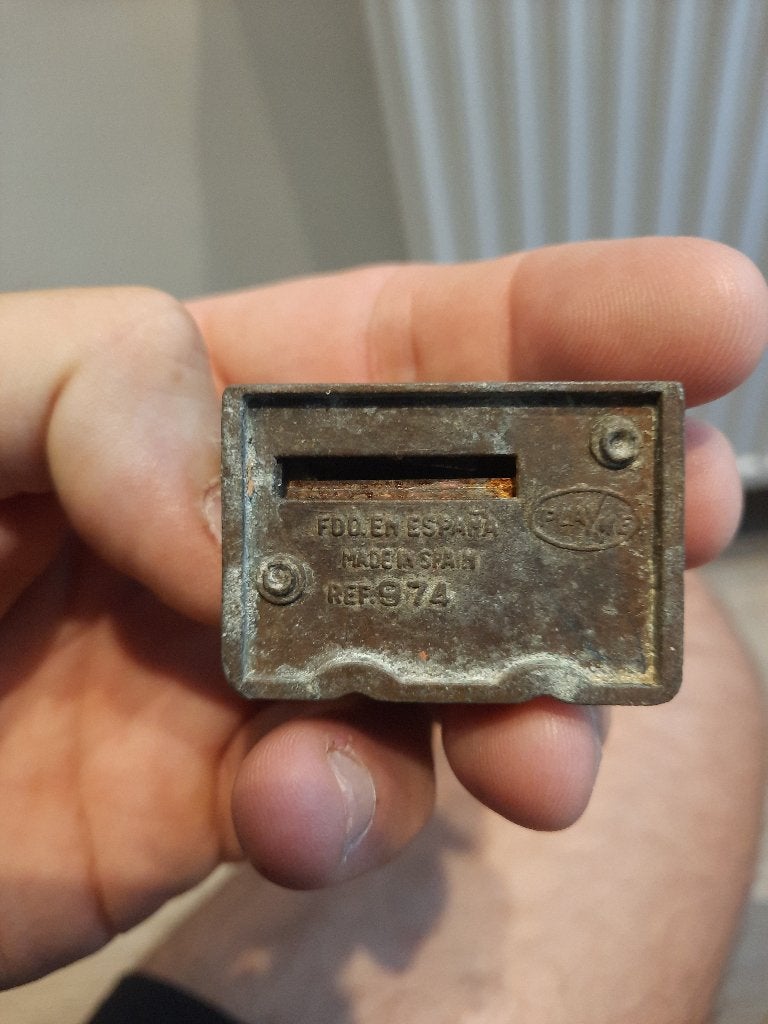 Playme  puntenslijper Radio  Ref. 974, Antiek en Kunst, Ophalen of Verzenden