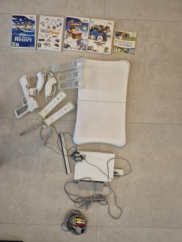 Wii + balance board + 5 games + 2 controllers + 2 nunchucks, Ophalen, Gebruikt, Met 2 controllers, Met games