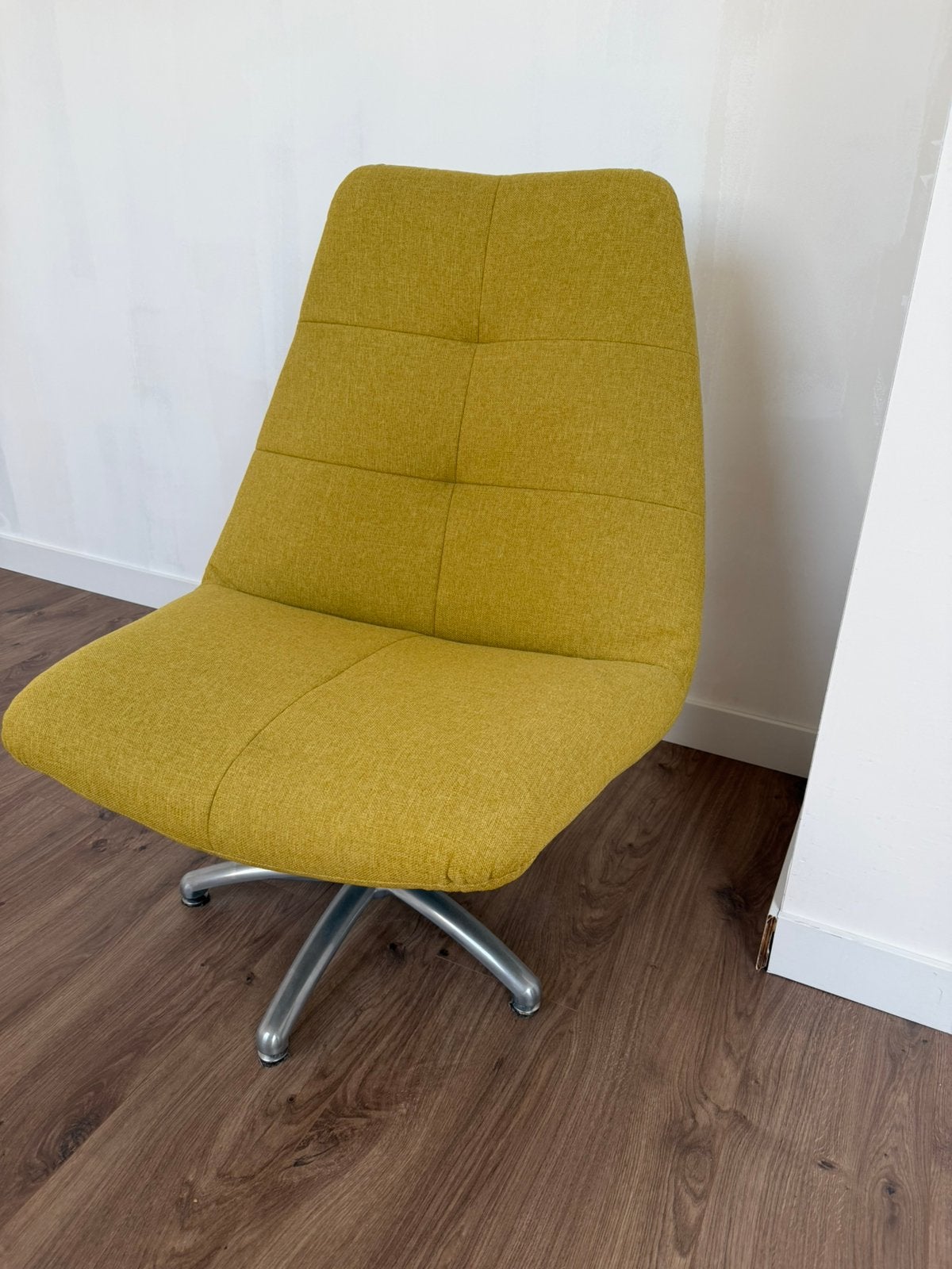 Mosterdgele draaifauteuil in zeer nette staat, Huis en Inrichting, Fauteuils, Zo goed als nieuw, Stof, Minder dan 50 cm, Minder dan 75 cm