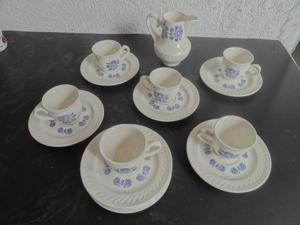 6 tasses et soucoupe avec pot à lait, 3 assiettes en plus., Envoi