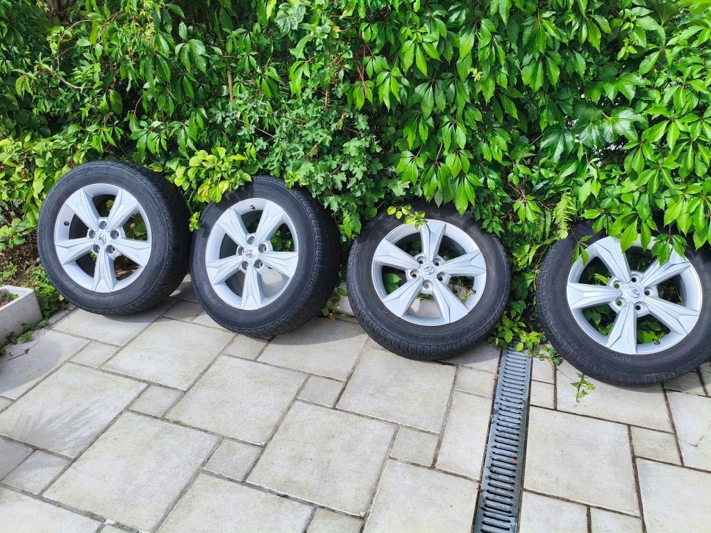 4 pneus hiver 215/60 R17 sur jantes alu Toyota  850 €, Ophalen, Winterbanden, Band(en)