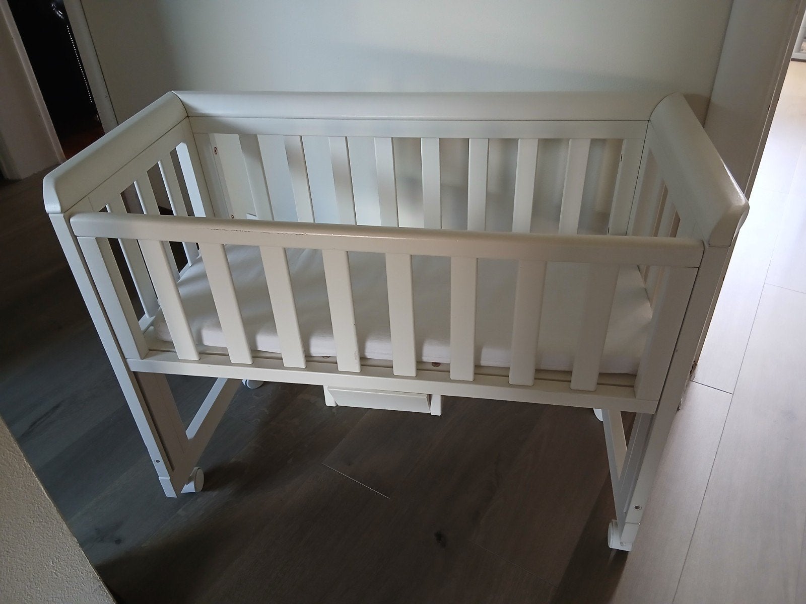 Co-Sleeper, van Dreambaby, merk Troll, hout, wit, wieltjes, Kinderen en Baby's, Babywiegjes en Ledikanten, Wieg, Ophalen