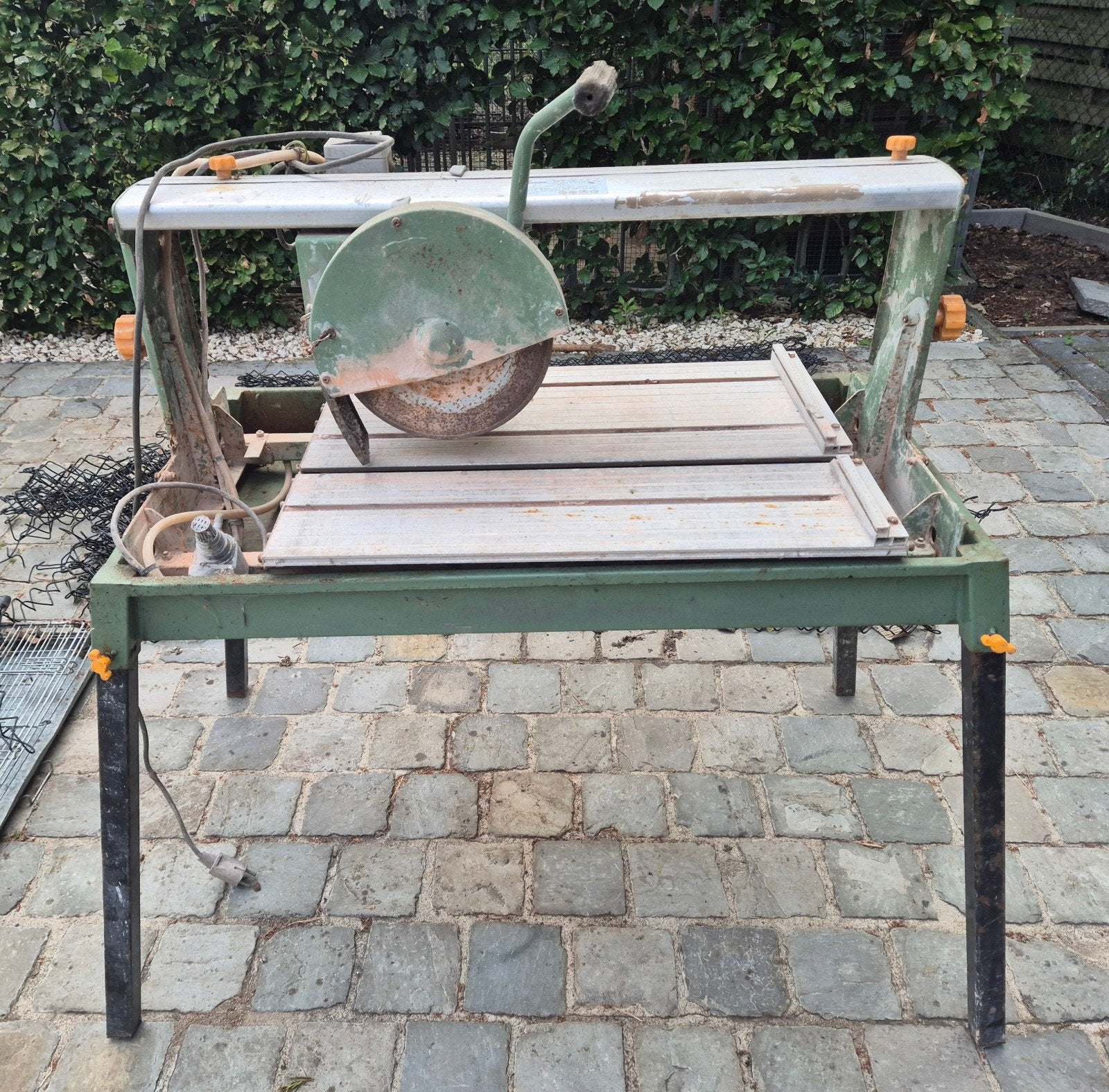 Tegelsnijder, Ophalen
