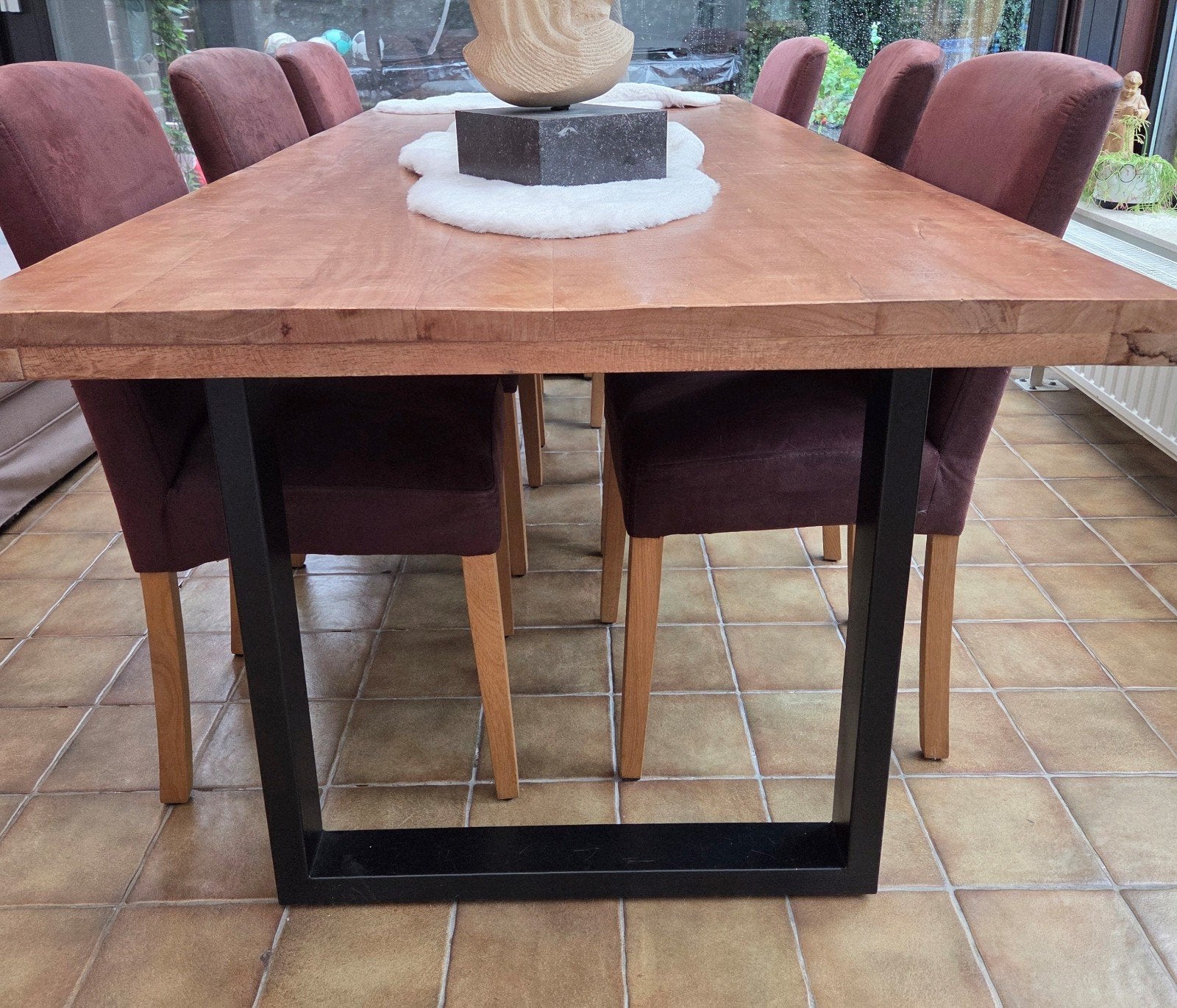 vol houten tafel met ijzeren onderstel, Enlèvement
