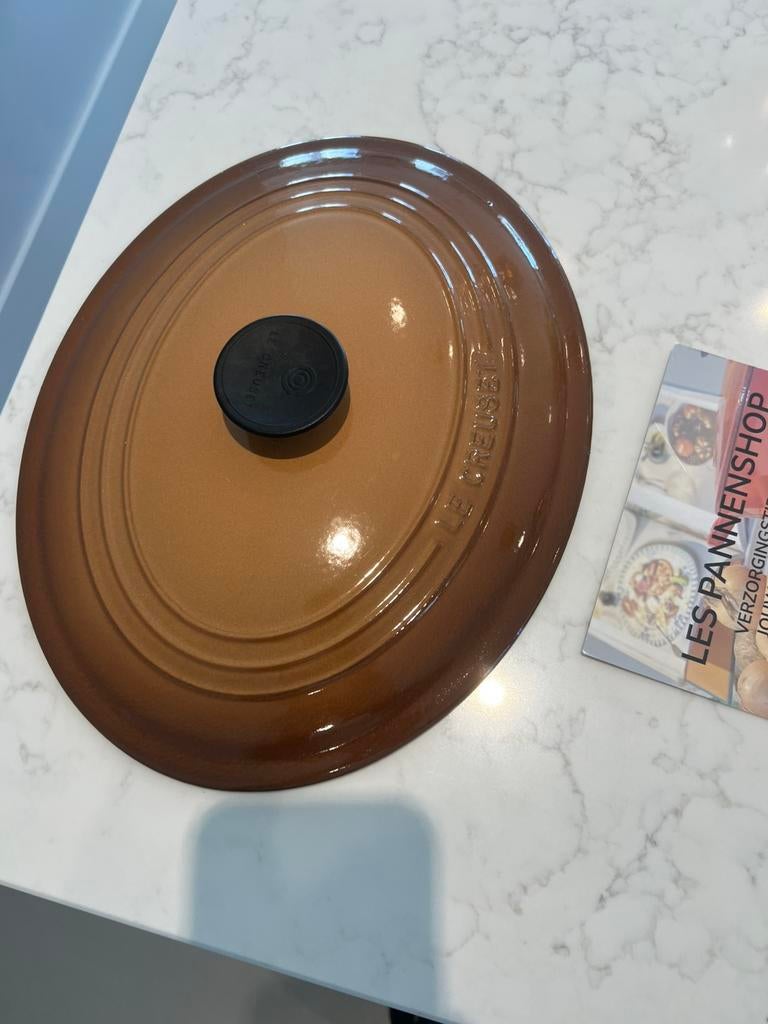 Le Creuset deksel 31 cm Hazelnoot als nieuw., Huis en Inrichting, Gietijzer, Overige typen, Ophalen of Verzenden, Zo goed als nieuw