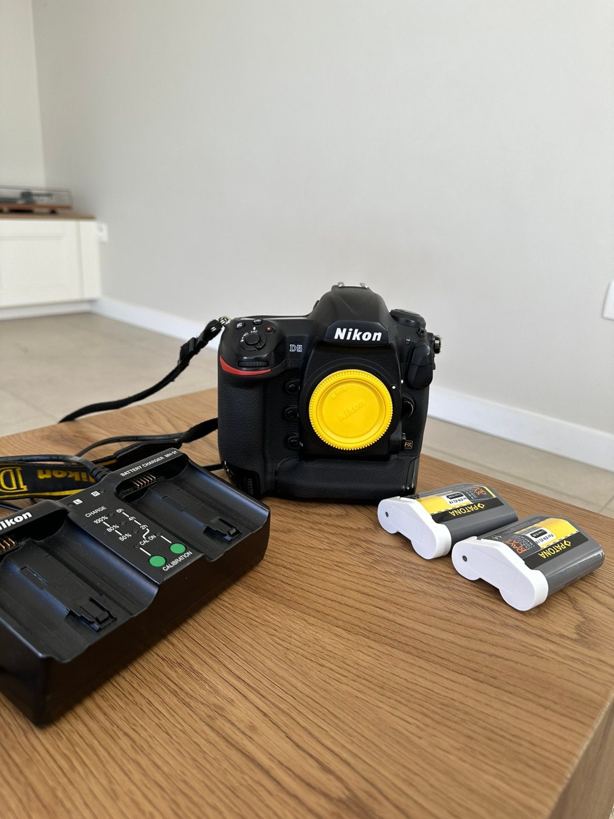 Nikon D5 + 3 batteries et chargeur original, Sans zoom optique, Mise au point manuelle, Comme neuf, Enlèvement