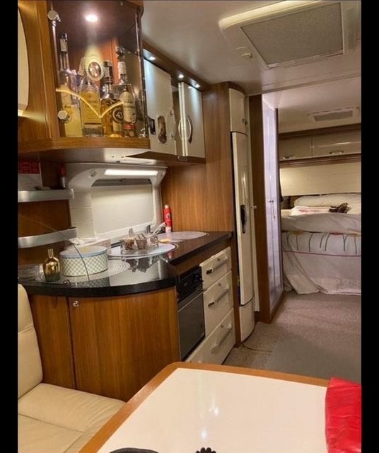 Caravan Hobby est situé aux Espagne., Jusqu'à 4, Poêle, 6 à 7 mètres, Hobby