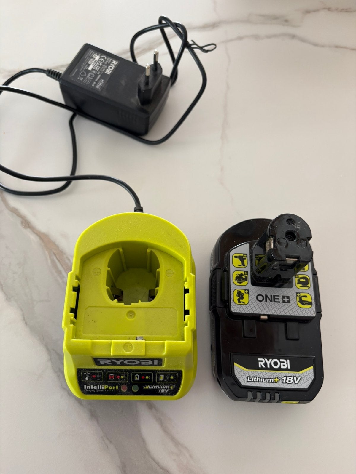 Chargeur Ryobi + batterie, Enlèvement, Comme neuf