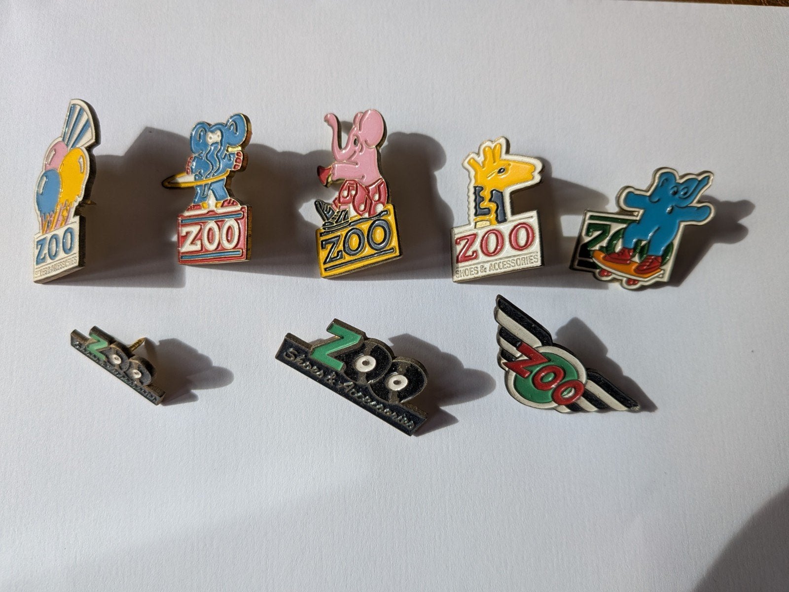 8 vintage ZOO Shoes & Accessories pins, Verzamelen, Speldjes, Pins en Buttons, Ophalen of Verzenden, Zo goed als nieuw, Merk, Speldje of Pin