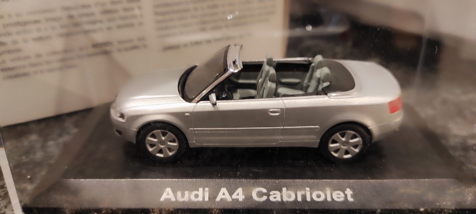 Audi A4 cabriolet zilver 1:43 in vitrinedoosje met doosje, Ophalen of Verzenden