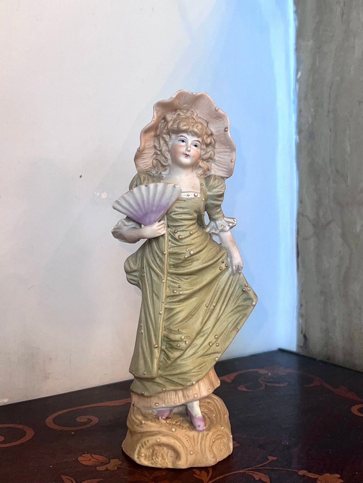 Statuette ancienne en porcelaine blanche – Numérotée (21cm), Enlèvement ou Envoi, Comme neuf
