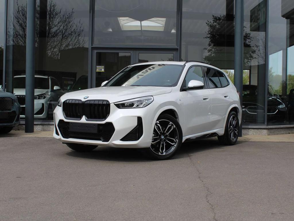 BMW X1 sDrive18i M Sport / PANODAK / TREKHAAK / DODE HOEK, Auto's, Gebruikt, Zwart, 136 pk, Wit