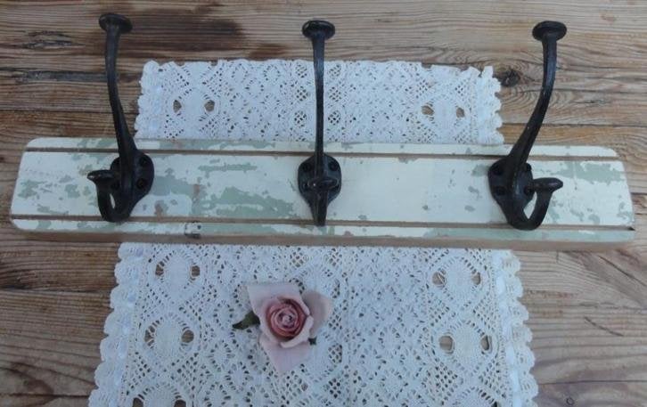 Brocante houten kapstokje met 3 dubbele smeedijzeren haken, Ophalen of Verzenden