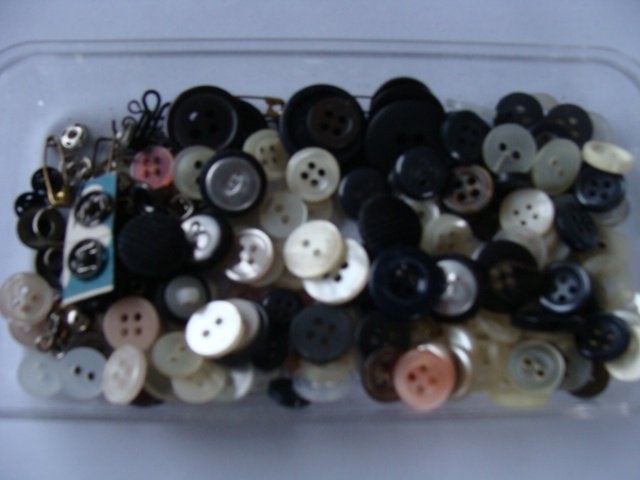 140 boutons divers couleurs des neuf et des utilisé vintage, Hobby & Loisirs créatifs, Enlèvement, Neuf, Bouton ou Boutons