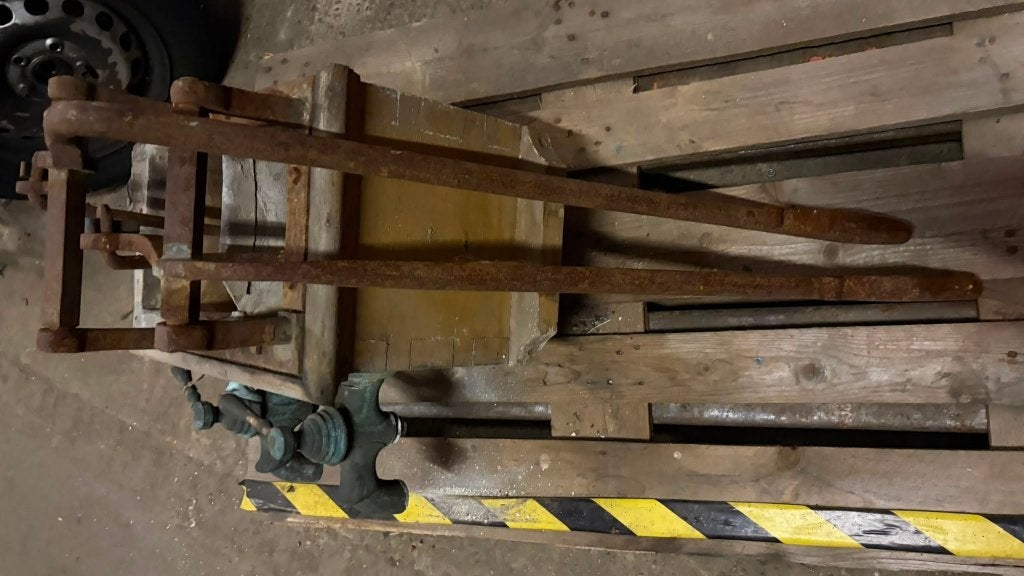 Antieke dubbele waterpomp met houten bak, Ophalen, Gebruikt, Handmatig