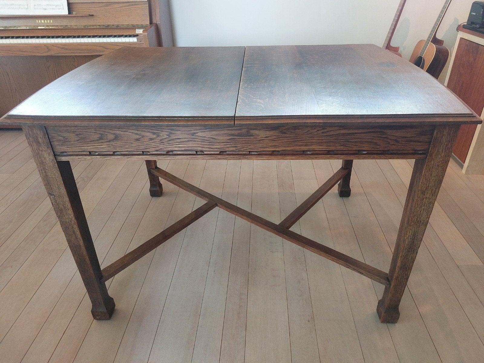 Stijlvolle (uitschuifbare) tafel, 6 stoelen en bijh. kast, Ophalen