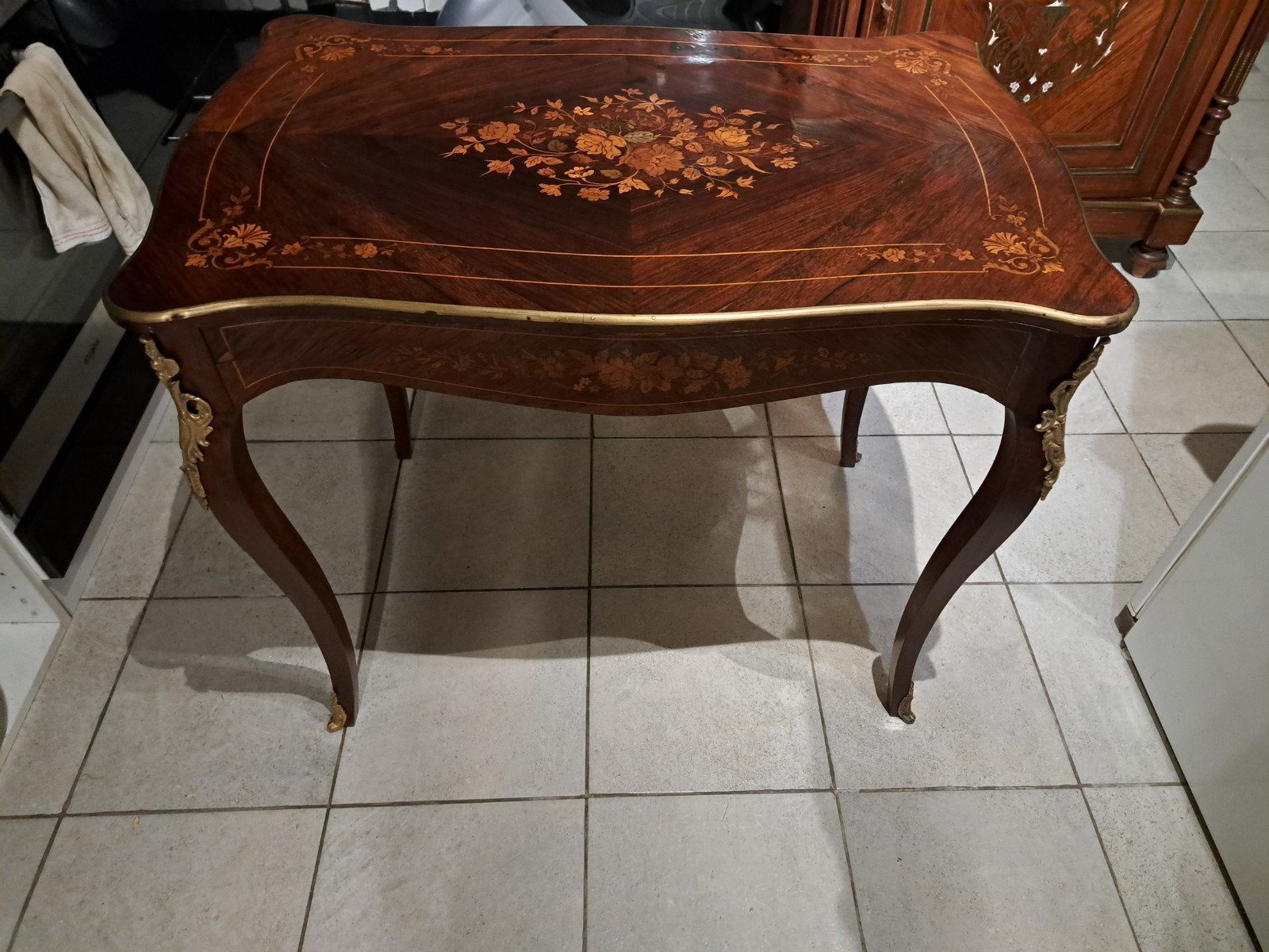 Table en marquetterie antique, Enlèvement