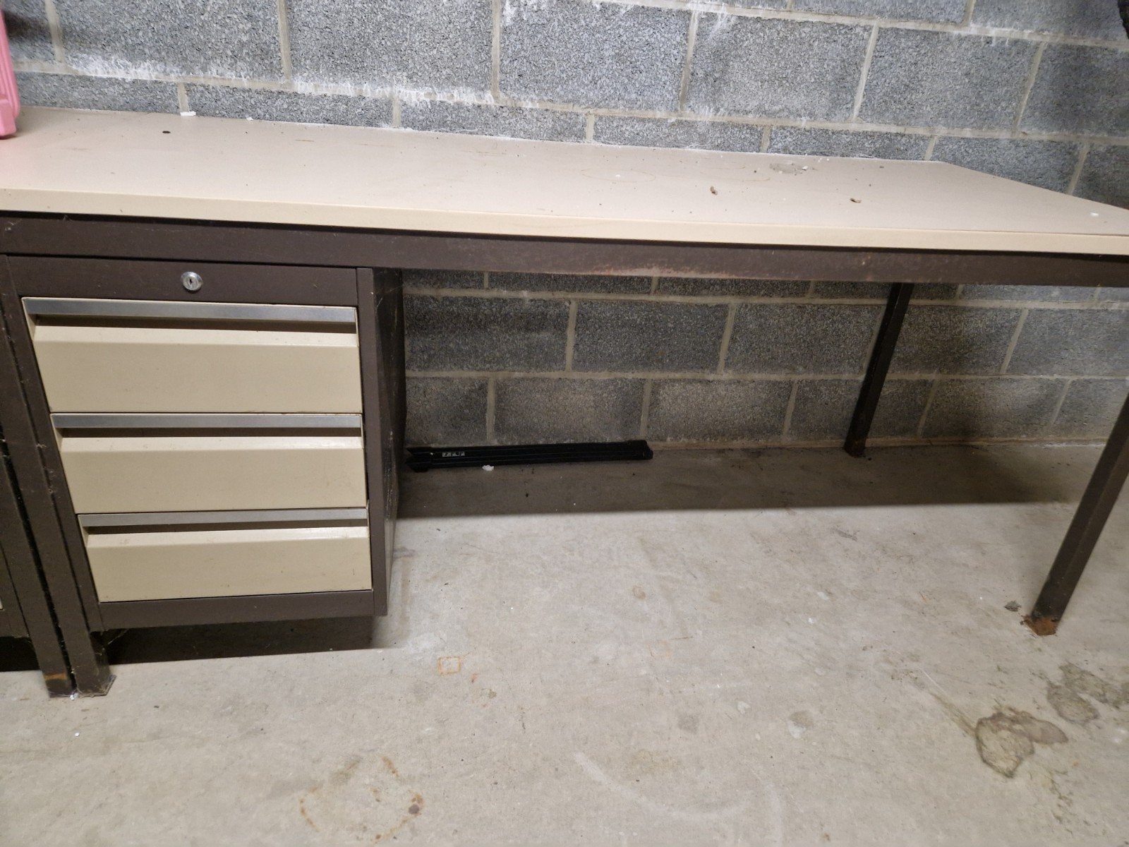 2 bureaux en fer ( lourd :) à donner, Enlèvement