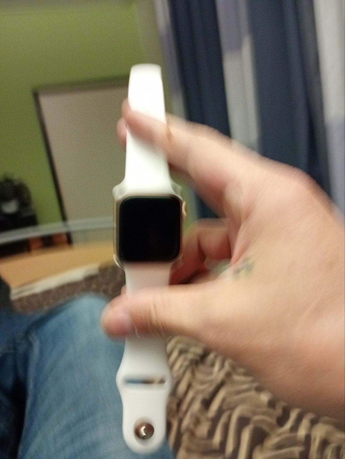 Apple watch 5 series rosé montuur en witte rubberen polsband, Handtassen en Accessoires, Ophalen, Wit, Apple Watch, IOS