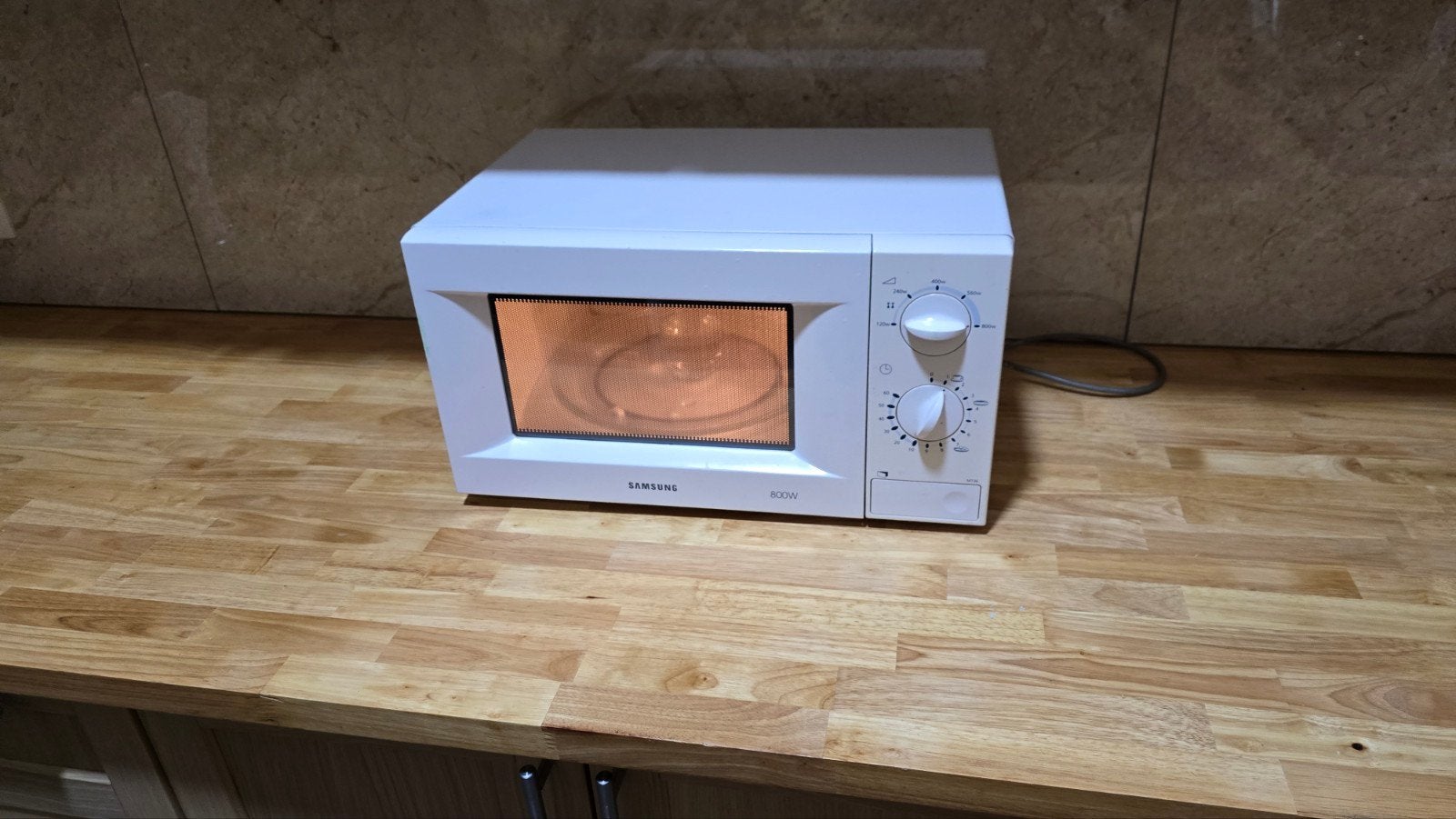 micro-ondes samsung m 736 en parfait état de fonctionnement, Animaux & Accessoires, Accessoires pour chats, Enlèvement ou Envoi