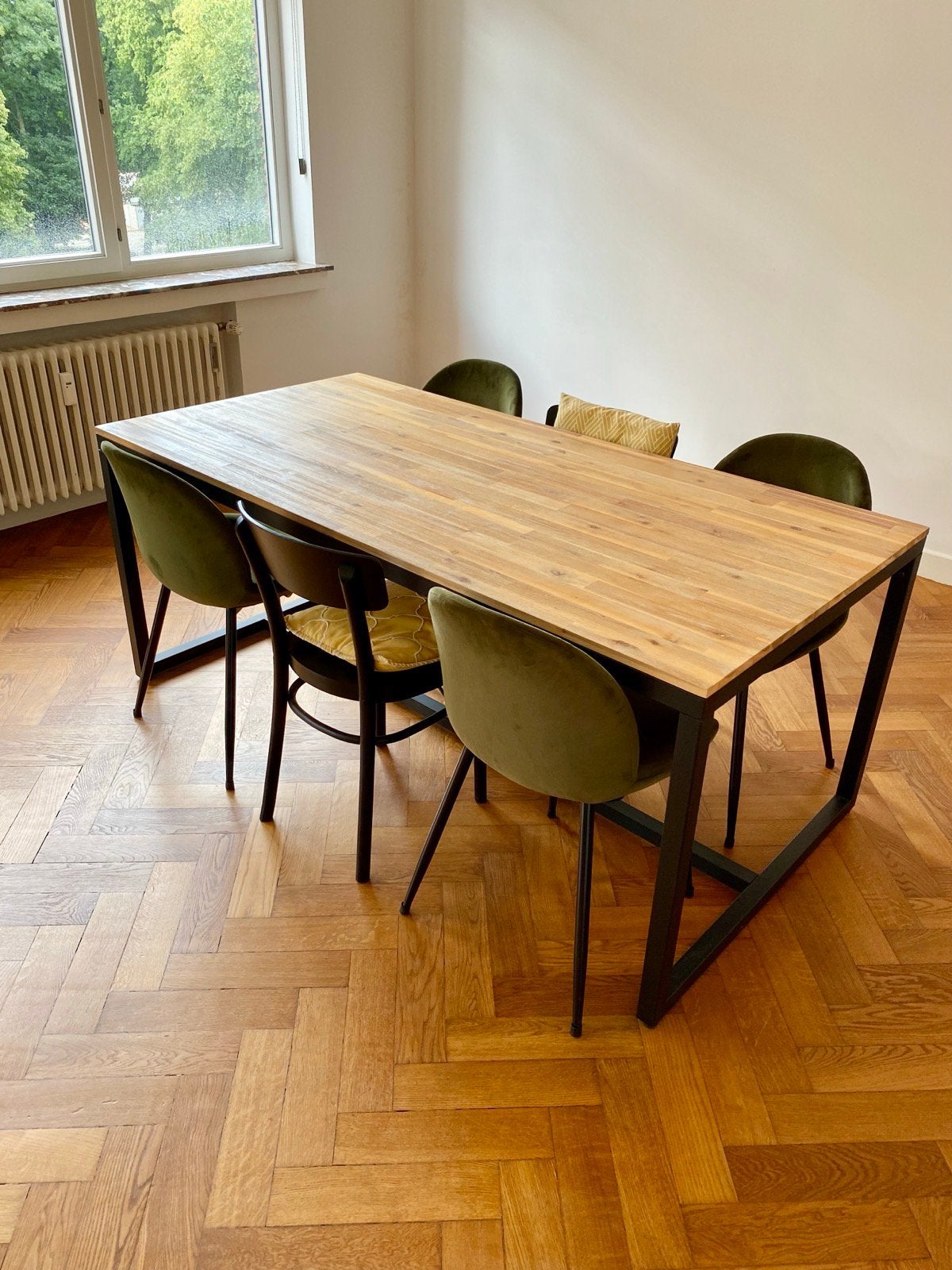 Table à manger et six chaises, Enlèvement