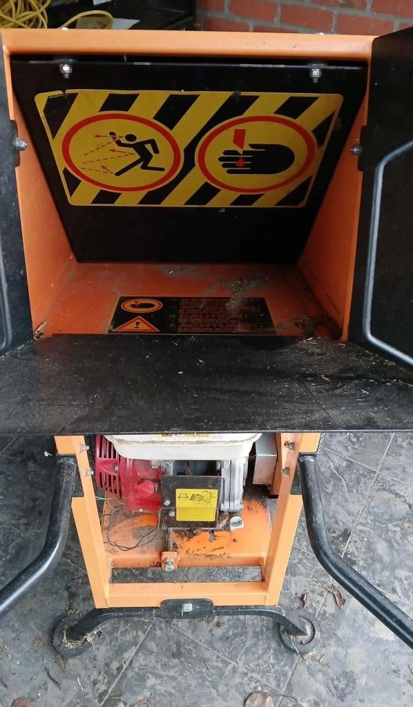 Hakselaar TE HUUR!!!, Tuin en Terras, Hakselaars, Zo goed als nieuw, Benzine, Ophalen of Verzenden