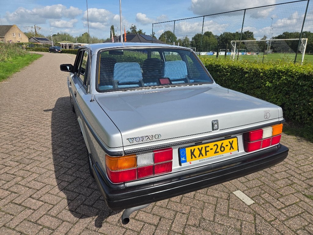 Volvo 240 zilvergrijs-zwart bouwjaar 1987, foto 3