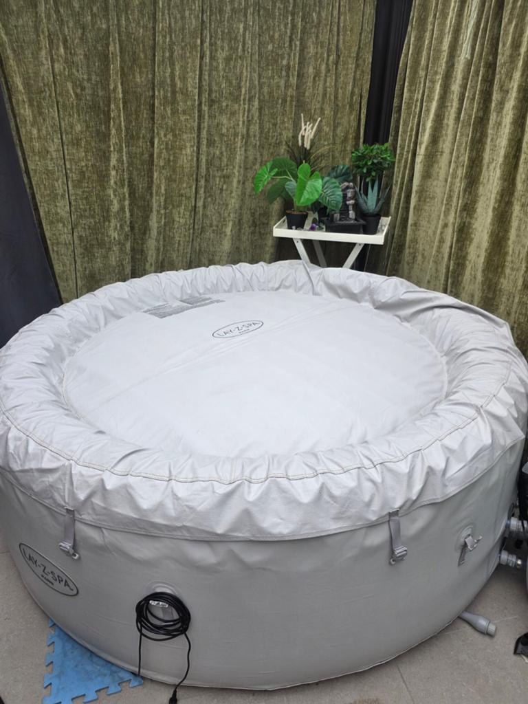 Jacuzzi lay z spa paris met extra pomp, Tuin en Terras, Ophalen of Verzenden, Gebruikt, Filter, Opblaasbaar