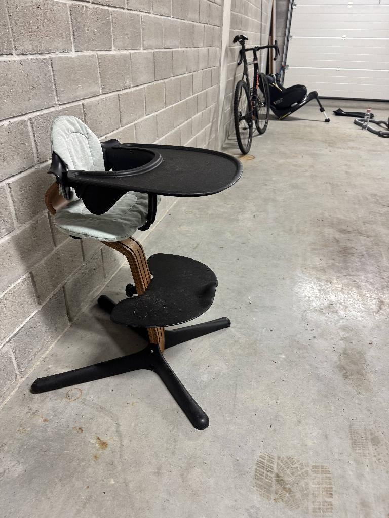 Stokke Nomi highchair - zwart/walnoot - compleet, Kinderen en Baby's, Kinderstoelen, Ophalen, Gebruikt, Meegroeistoel, Afneembaar eetblad