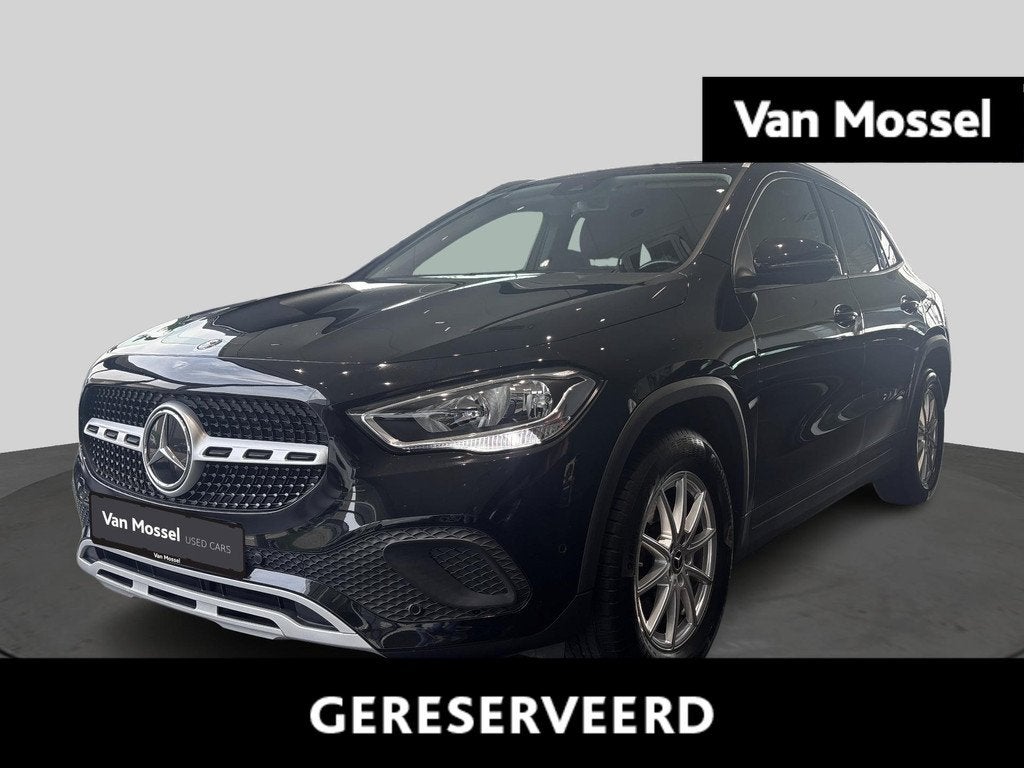 Mercedes-Benz GLA 200 d + PARKEERSENSOREN + CAMERA + 1Y USED, Auto's, Mercedes-Benz, Stof, 4 cilinders, Zwart, Bedrijf