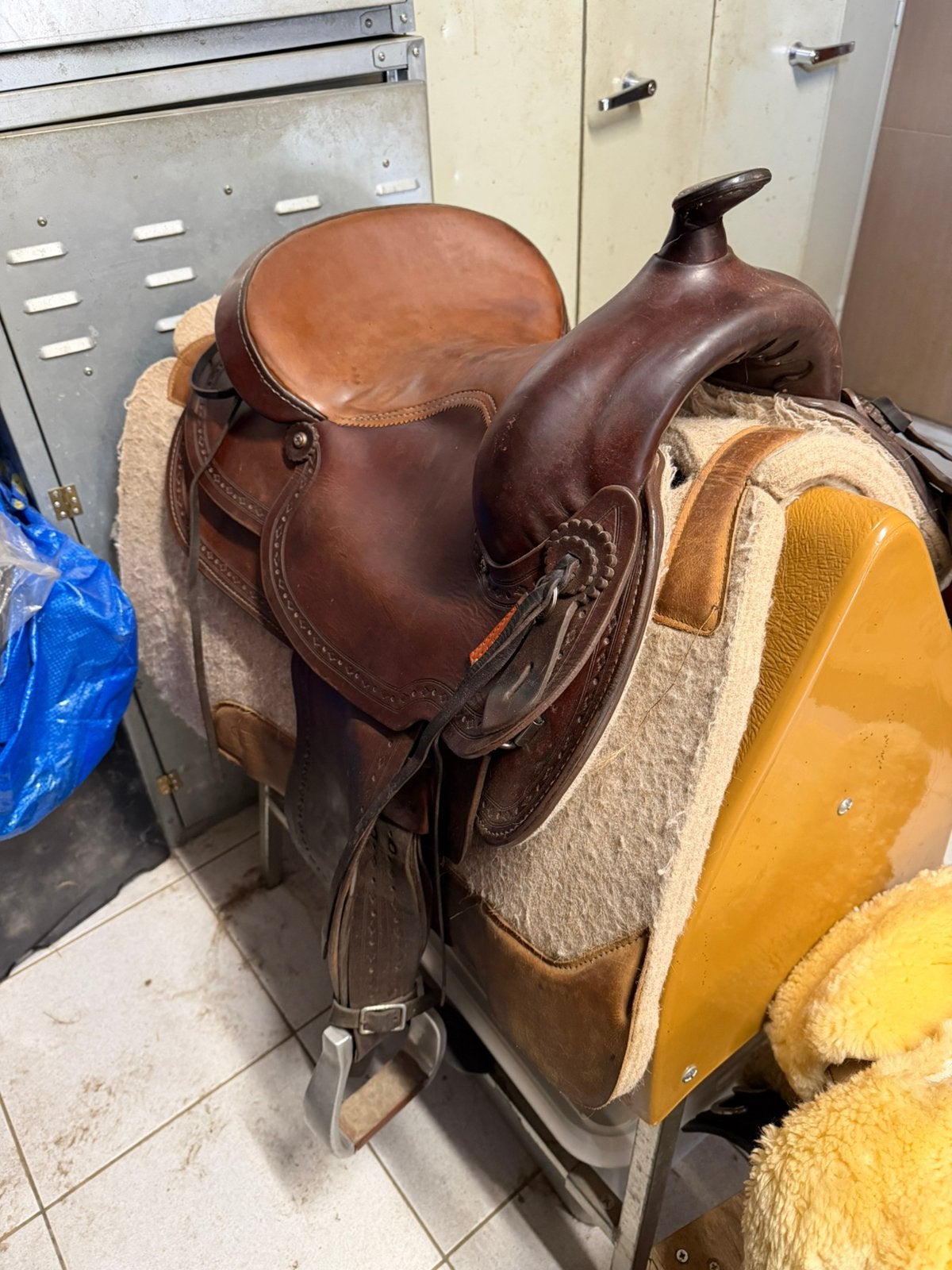 Montana saddelry western zadel  medium wide, Dieren en Toebehoren, Ophalen, L (17.5 inch), Gebruikt, Wijd