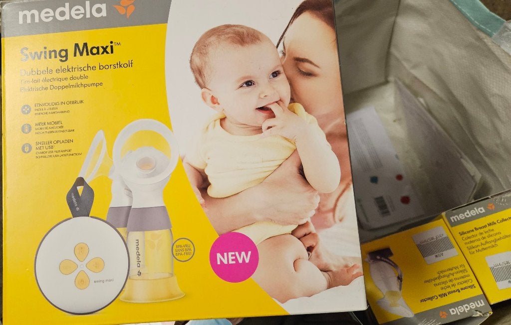 Tire-lait Medela Swing Maxi + 2 collecteurs de lait maternel, Medela, Comme neuf, Enlèvement, Avec biberons