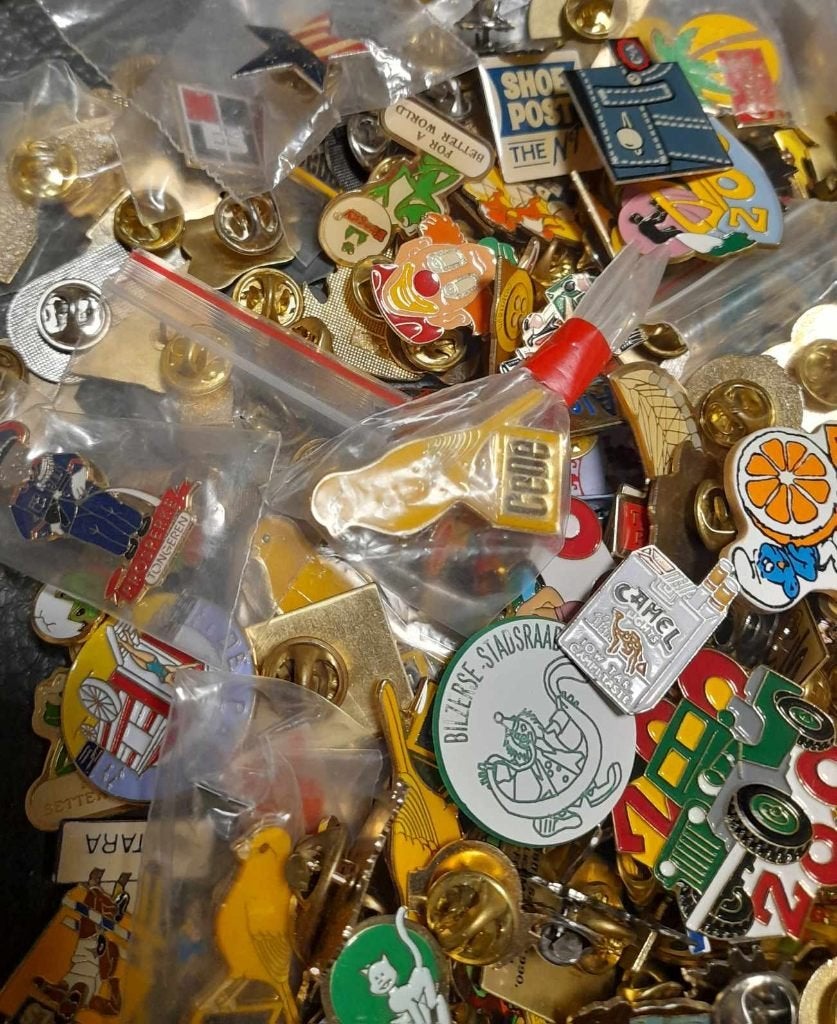 Grote hoeveelheid pins., Enlèvement ou Envoi, Comme neuf, Insigne ou Pin's