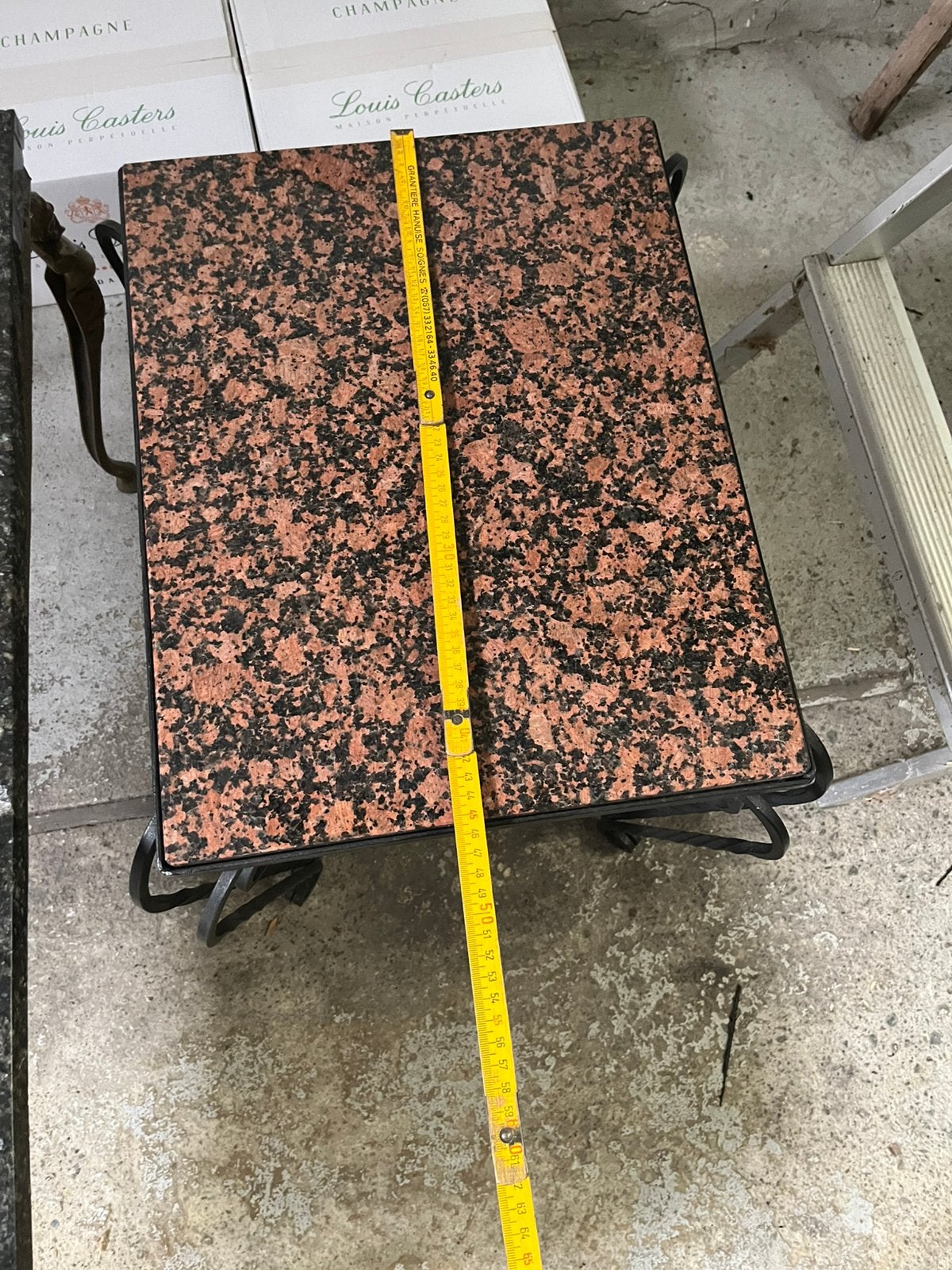 Petite table basse pied en métal et granit marbre, Enlèvement