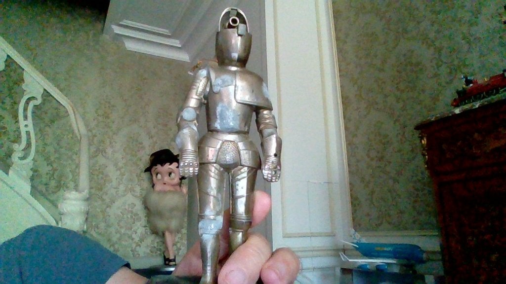 Ancien briquet armure en métal avec socle en bois, Enlèvement