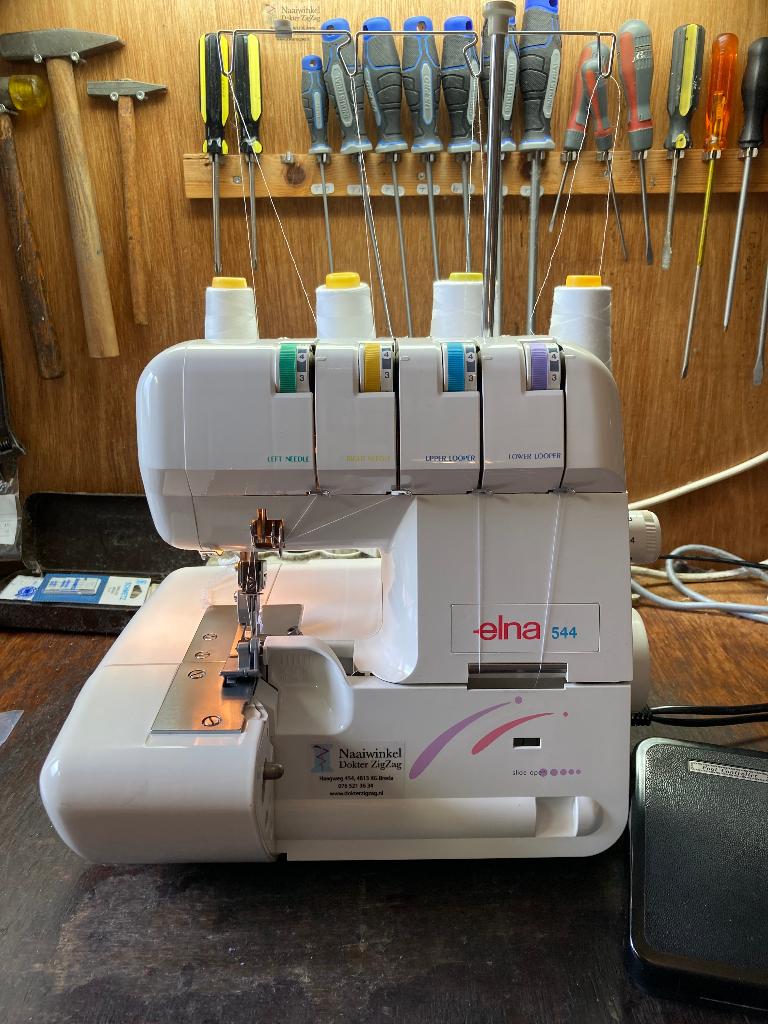 Elna 544 lockmachine - ZEER EENVOUDIG IN TE RIJGEN, Hobby & Loisirs créatifs, Machines à coudre & Accessoires, Enlèvement ou Envoi