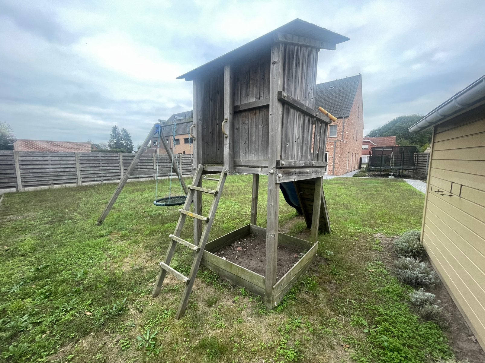 Houten Speeltoren met schommel en attributen., Kinderen en Baby's, Ophalen, Gebruikt, Schommel