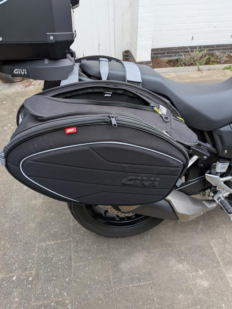 Valises supérieures et latérales Givi pour/depuis Honda CB50, Motos, Accessoires | Valises & Sacs, Enlèvement