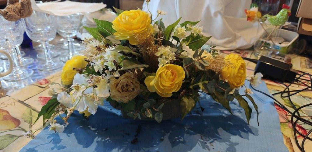 bloemenstuk met zijde bloemen en gedroogde rozen, Ophalen of Verzenden, Zo goed als nieuw, Binnen
