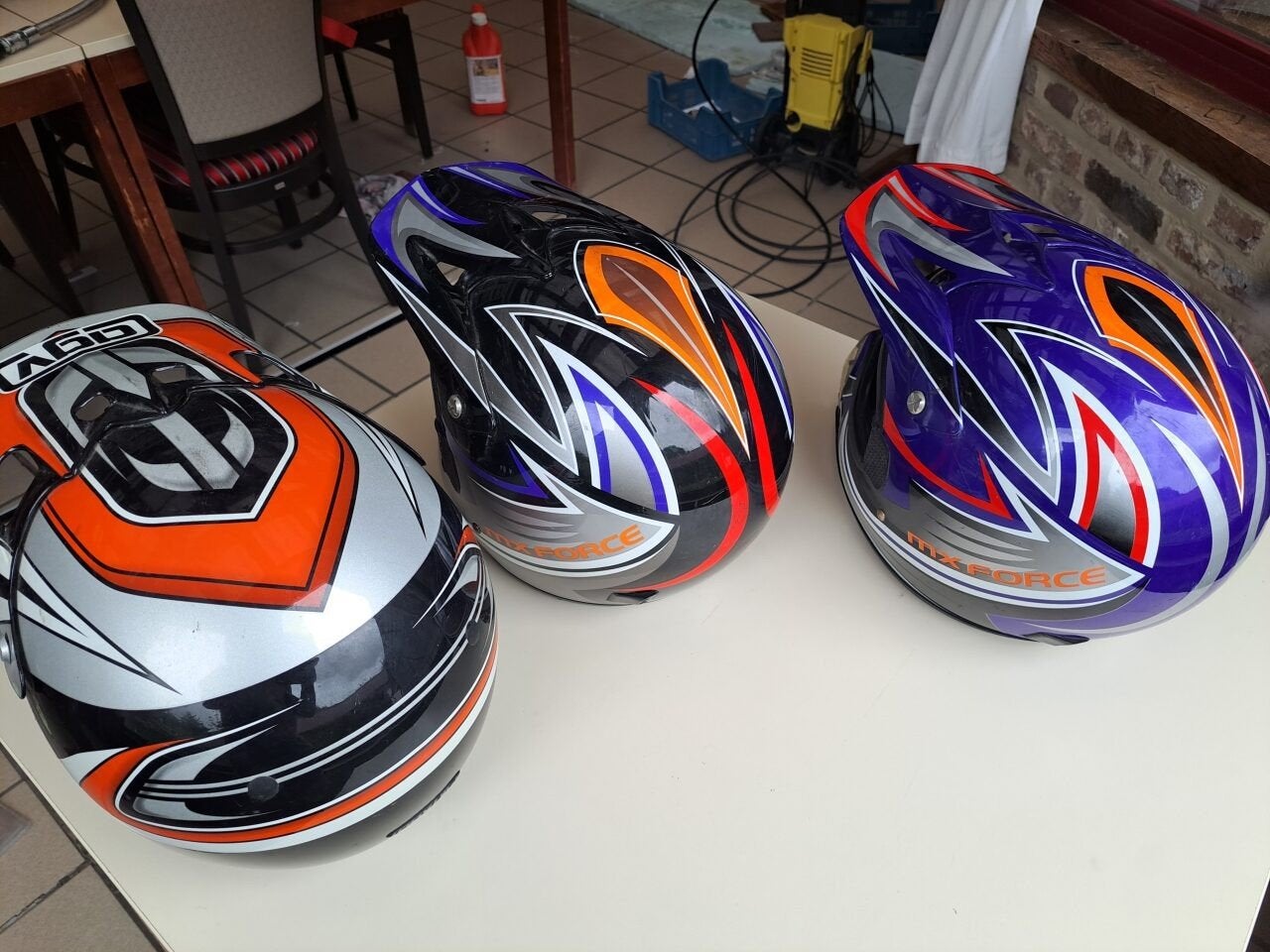 casque de moto : 1 L et 2 M, Motos