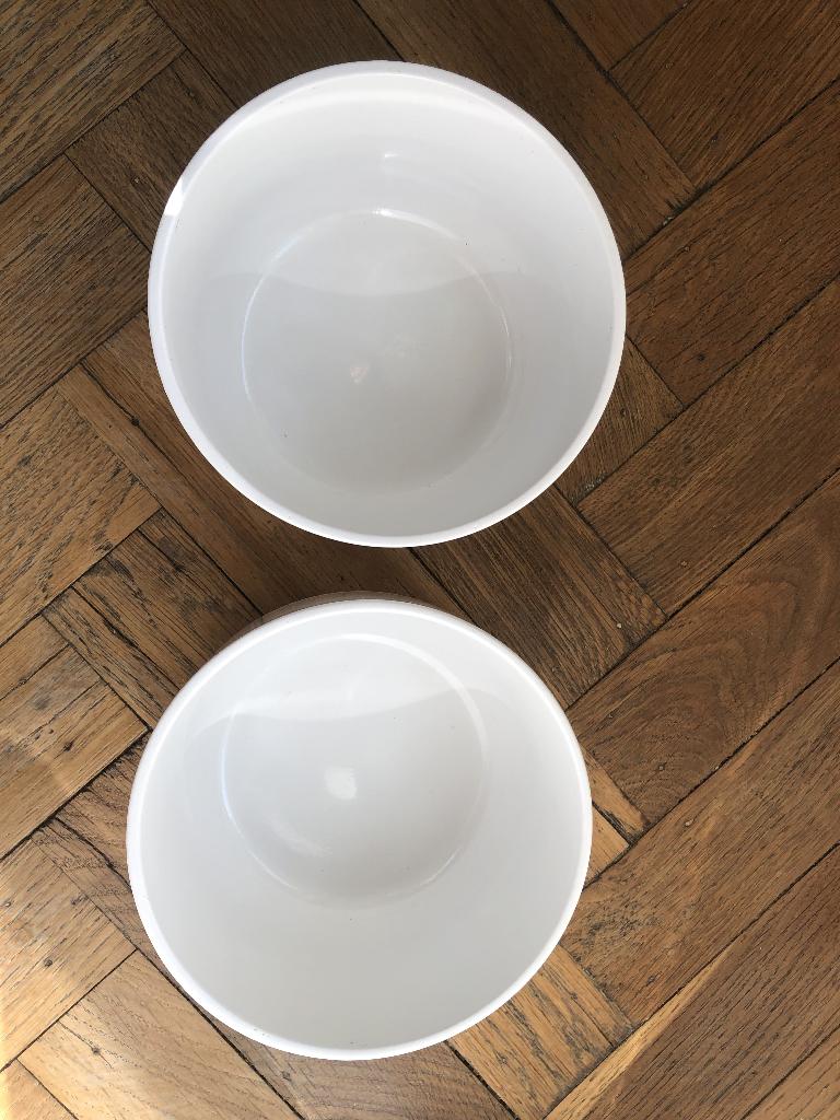 Deux pots de fleurs d'intérieur blancs avecbordure en relief, Intérieur, Enlèvement ou Envoi, Moins de 25 cm, Rond